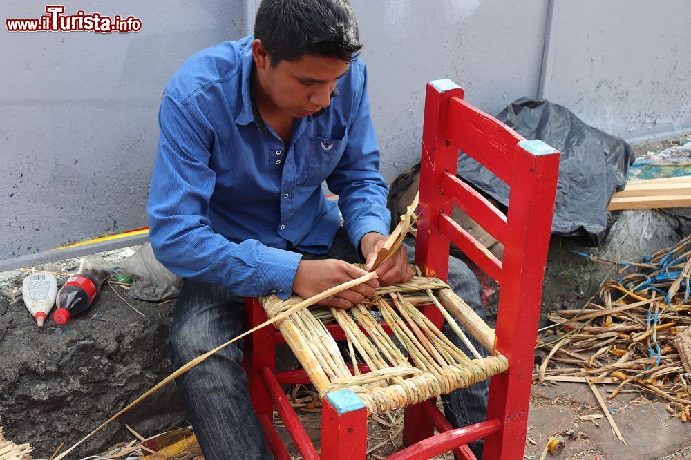 Immagine Un artigiano al lavoro a Xochimilco, Città del Messico.