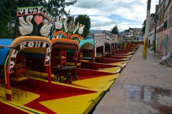 Le trajineras che partono dall'embarcadero Salitre, nel Barrio de San Cristóbal a Xochimilco,  percorrono  la Ruta del Canal Tradicional.