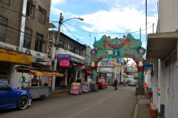 Un arco decorato come segno di devozione al Niñopa lungo le strade di Xochimilco, a Città del Messico.

