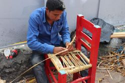 Un artigiano al lavoro a Xochimilco, Città del Messico.