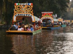 Le tipiche trajineras lungo il canal central di Xochimilco, nel sud diu Città del Messico.
