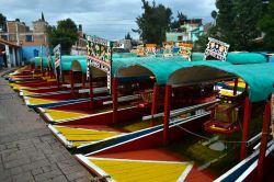 Le trajineras si prendono nei tanti imbarcaderi sparsi tra i canali di Xochimilco.

p { line-height: 115%; margin-bottom: 0.25cm; background: transparent }
