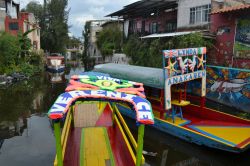 Xochimilco è uno dei 16 distretti di Città del Messico. Si trova nella zona sud-est della capitale ed è famoso per i suoi canali.

