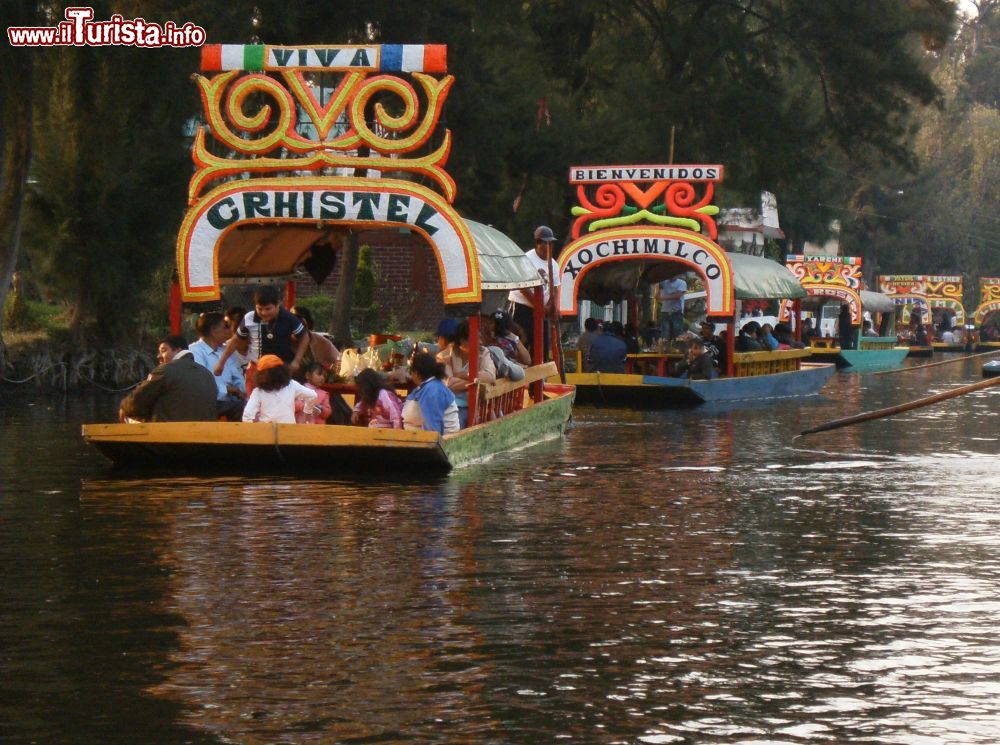 Immagine Le tipiche trajineras lungo il canal central di Xochimilco, nel sud diu Città del Messico.
