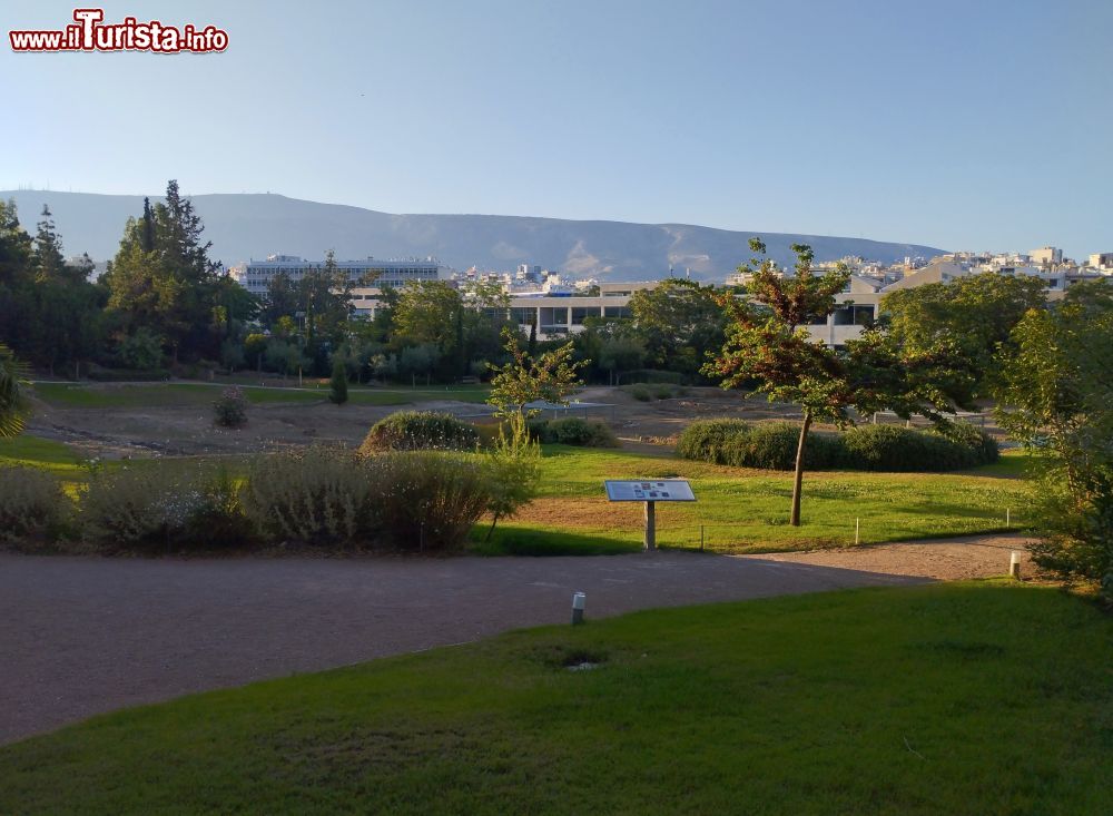 Immagine Il Liceo di Aristotele (Lykeion) è un sito archeologico situato nel giardino tra il Circolo Ufficiali e il Museo Bizantino di Atene.