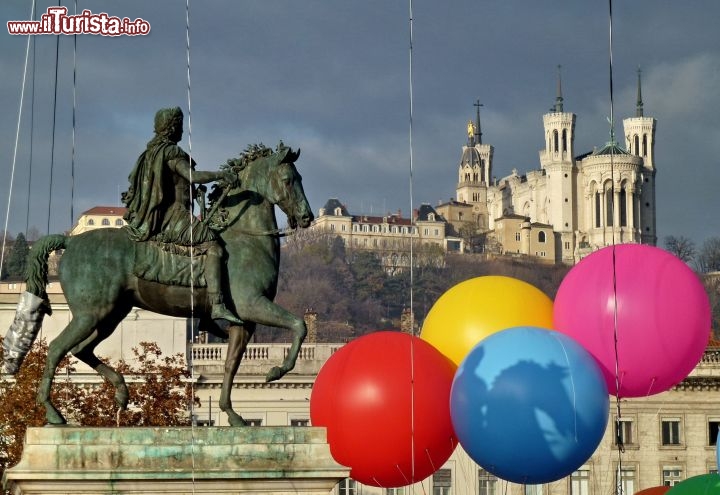 Lione si prepara all'inizio della Festa delle Luci