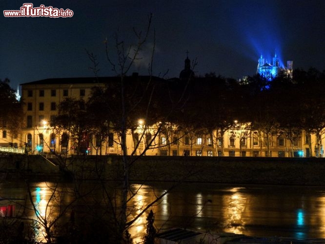 Luci lungo il fiume Saona a Lione 