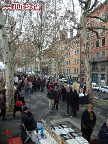 Il mercato della domenica mattina sulle rive della Saona: la parte degli artisti