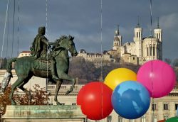 Lione si prepara all'inizio della Festa delle ...