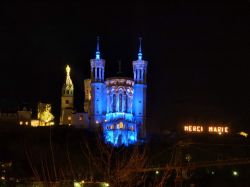 Basilica di Notre-Dame di Fourvire con ringraziamento ...