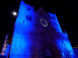 Giochi di luce sulla Cattedrale gotica di St-Jean ...