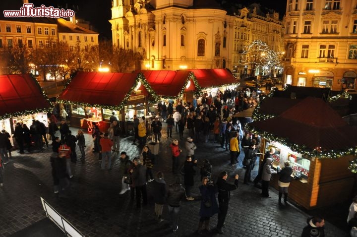 Mercatino di Natale a Praga: bancarelle con tende rosse, nella Piazza della Città Vecchia