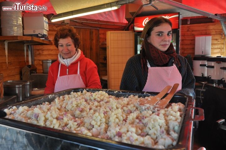 Una bancarella gastronomica durante i mercatini di Praga
