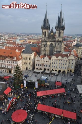 I Mercatini di Natale in piazza a Praga, visti dalla Torre dell'Orologio