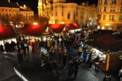 Mercatino di Natale a Praga: bancarelle con tende ...