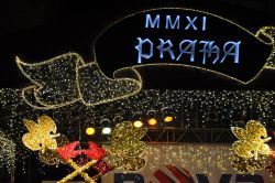 Centro storico di Praga: luci natalizie in Staroměstské ...