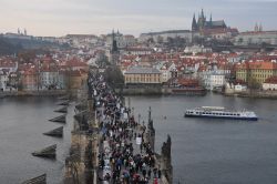 Avvento a praga: il Ponte Carlo ed il Castello ...