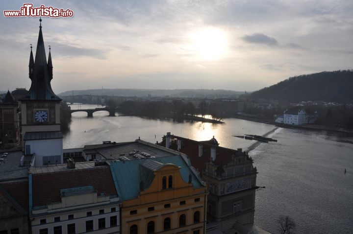 Il Tramonto sulla Moldava a Praga. durante l'Avvento