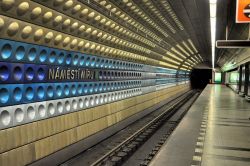 Namesti Miru, Praga: la fermata della Metro in ...