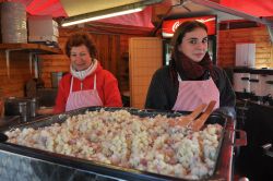 Una bancarella gastronomica durante i mercatini ...