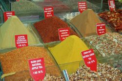 Le spezie in mostra al mercato