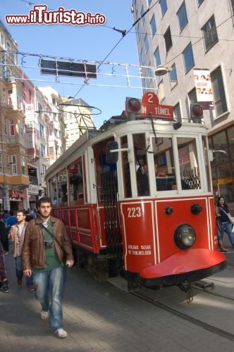 Immagine il tram sulla Istiklal Caddesi