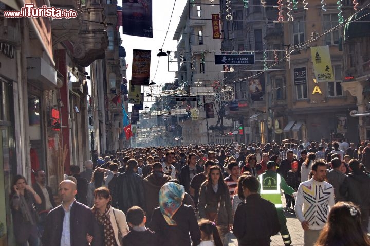 Immagine Istiklal Caddesi flusso del sabato pomeriggio