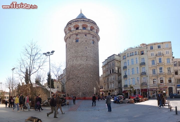 Immagine La Torre di Galata svetta sul quartiere di Beyoğlu