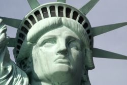Dettaglio della corona, il punto panoramico della Statua della Libertà a New York CIty, USA