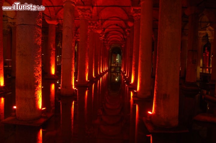 Immagine Riflessi tra le colonne della Cisterna Basilica