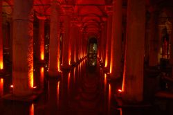 Riflessi tra le colonne della Cisterna Basilica ...