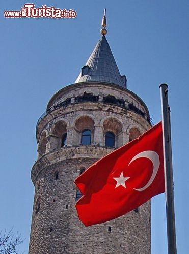 Immagine Bandiera Turca e Torre di Galata