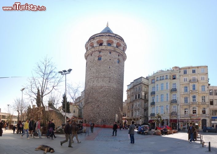 Immagine La piazza della Torre di Galata