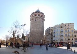 La piazza della Torre di Galata