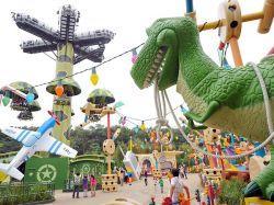 Visione di insieme di Toy Story land, e con il ...