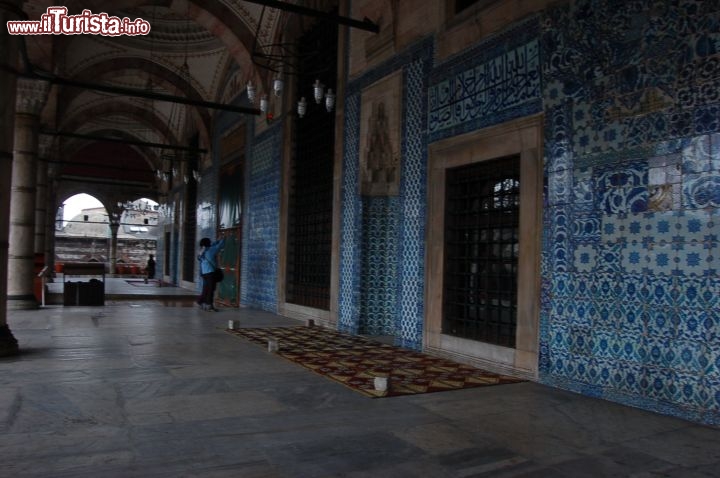 Immagine Ingresso moschea Rustem Pasha Istanbul con piastrelle Iznik