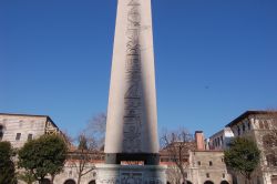 Un minareto della Moschea Blu proietta la sua ...