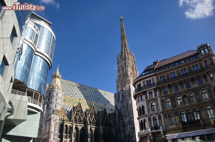 Immagine Stephansdom visto dalla Stephansplatz con la Haas Haus