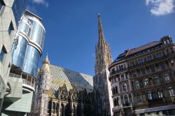 Stephansdom visto dalla Stephansplatz con la Haas Haus