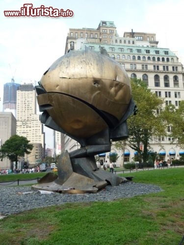 Immagine Globo un tempo davanti al WTC ora a Battery Park in ricordo delle vittime