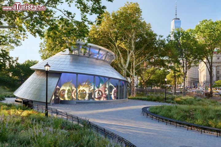 Immagine Nella primavera del 2015 è stato aperto al pubblico a Battery Park il SeaGlass Carousel, una giostra a tema acquatico.