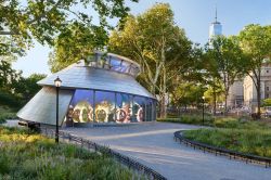 Nella primavera del 2015 è stato aperto al pubblico a Battery Park il SeaGlass Carousel, una giostra a tema acquatico.