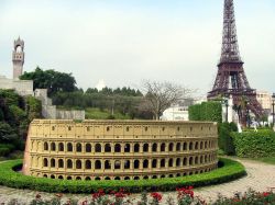 Il Colosseo e la Tour Eiffel nel parco del mondo in miniatura cinese