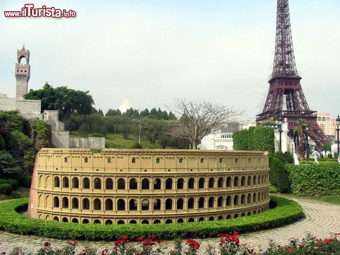 Immagine Il Colosseo e la Tour Eiffel nel parco del mondo in miniatura cinese