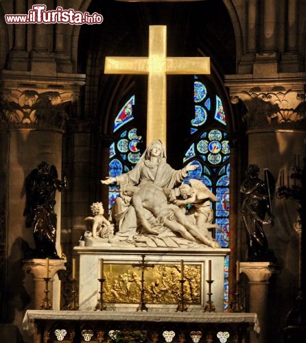 L'altare maggiore di Notre Dame de Paris si trova al centro del coro, � di epoca barocca