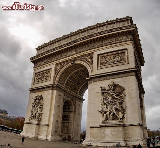 l'Arco di trionfo (Arc de Triomphe de l'toile): con la sua altezza di 50 metri, e larghezza di 45 metri,  troneggia sulla sommit degli Champs-lyses, i famosi Campi Elisi di Parigi