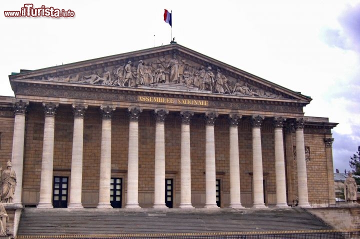 Il Palazzo Borbone (Palais Bourbon) è la sede Assemblee Nationale, e cioè del Parlamento Francese