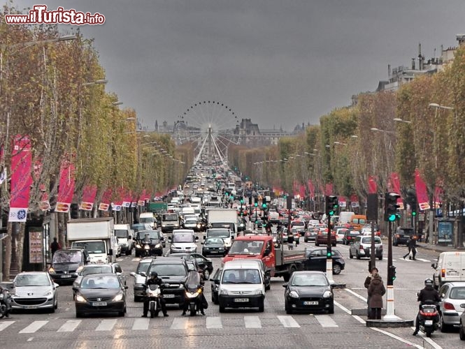 Viale dei Campi Elisi (Avenue des Champs-Élysées): lungo quasi 2 km, il  è il cuore di Parigi durante il Natale e le vacanze di fine anno. Qui si trovano i Mercatini più importanti e si svolgono le celebrazioni del capodanno parigino