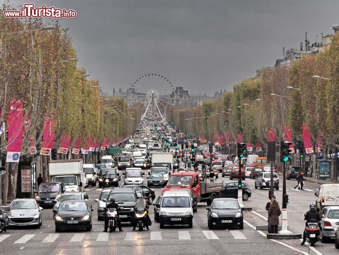 Viale dei Campi Elisi (Avenue des Champs-lyses): lungo quasi 2 km, il   il cuore di Parigi durante il Natale e le vacanze di fine anno. Qui si trovano i Mercatini pi importanti e si svolgono le celebrazioni del capodanno parigino