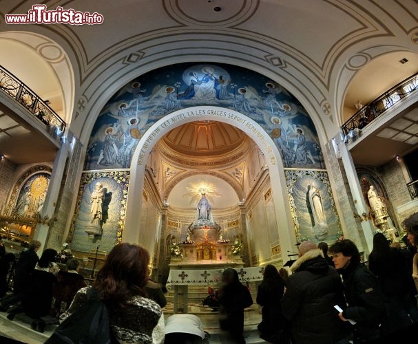 Cappella della Medaglia Miracolosa in Rue de Bac: i fedeli vengono in pellegrinaggio in questa chiesa, dove secondo la tradizione cattolica qui apparve la Madonna a santa Caterina Labour, nel 1830